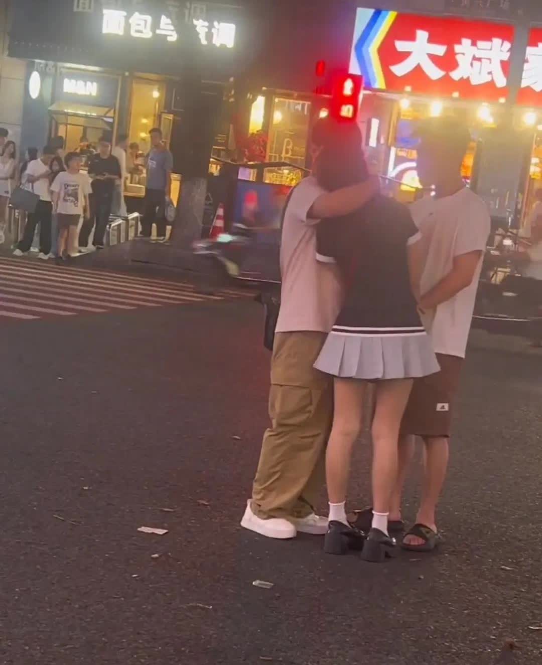 一妙龄少女与两个青年在长沙街头
视频上看少女应该是醉酒状态
但是应该还不至于