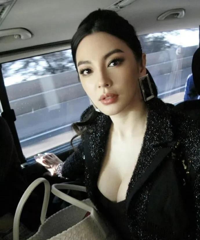 张雨绮车内杀疯了！黑色亮片外套配深V内搭，直角肩、优越事业线抢镜，脸蛋精致，随手