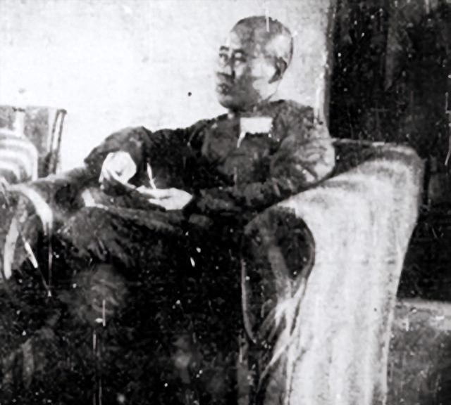 1948年，国军的一名伙夫和大部队走散了，被解放军拦下。解放军看他年纪大，便发了