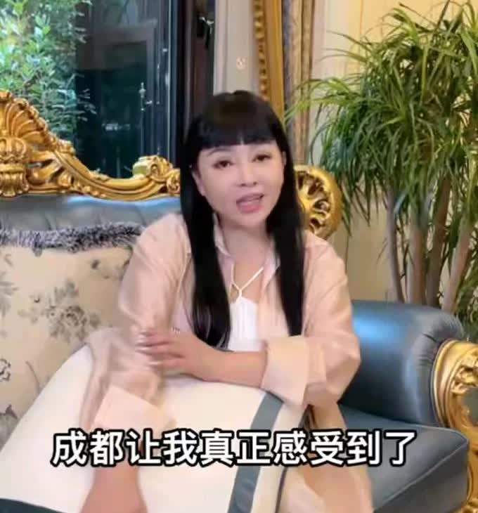 千百惠很喜欢成都这个城市，在2021年晒身份证，当时证上登记的地址就是成都。她也