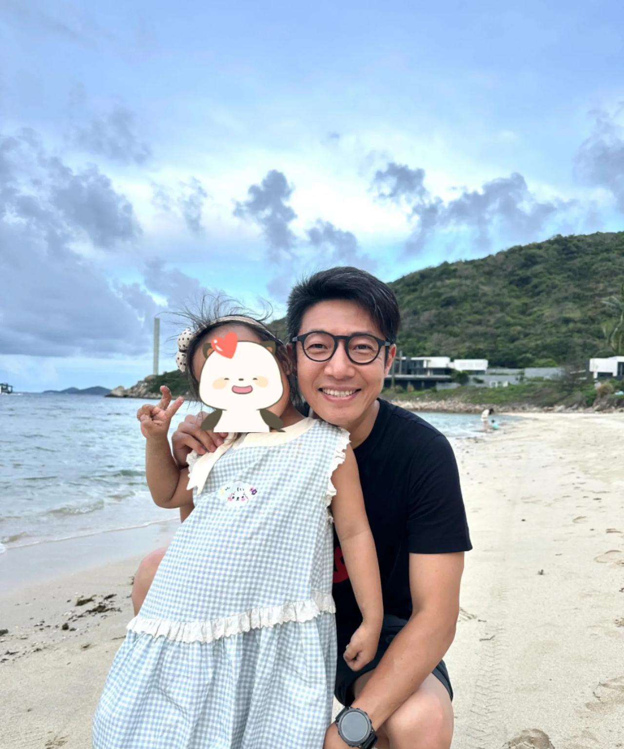 三亚偶遇撒贝宁一家四口！网友在三亚海边遇到撒贝宁，他还与小粉丝贴心合影，本人十分