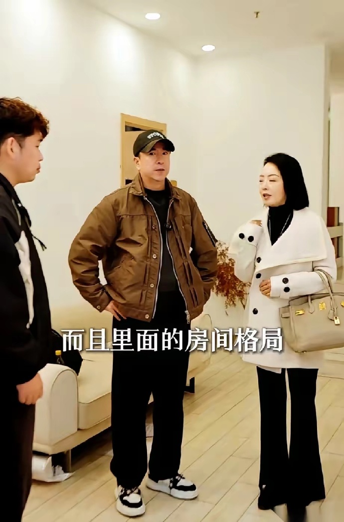 王中磊居然陪着老婆去看艾灸馆的铺子了。
五十多岁的王晓蓉，像个刚入职的小员工给老