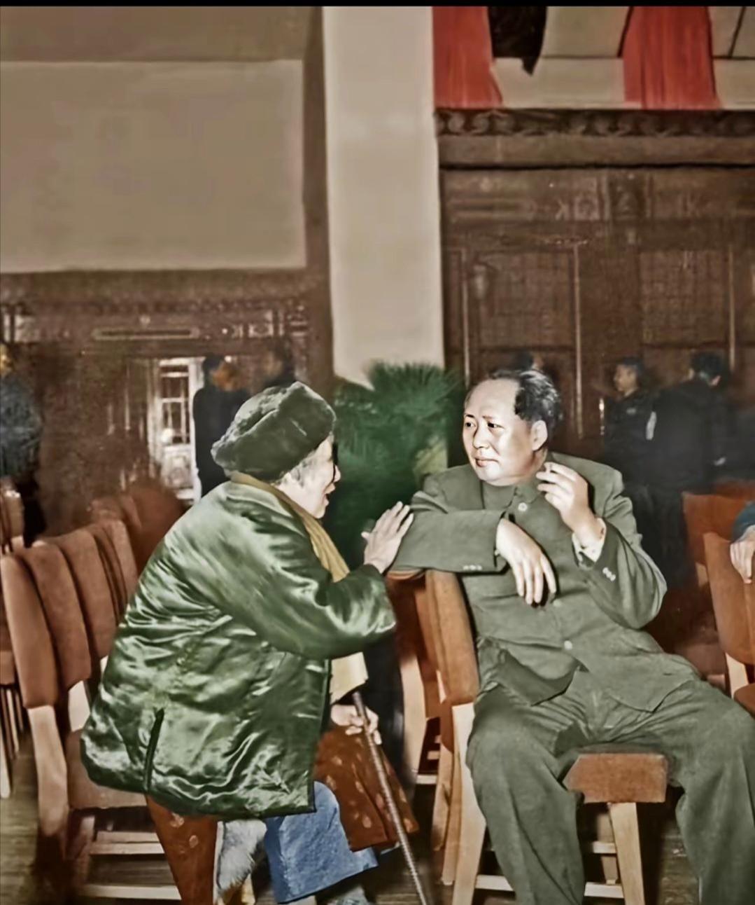#分享那些年的老照片#
1953年2月，正在参加全国政协会议的何香凝先生，在会议