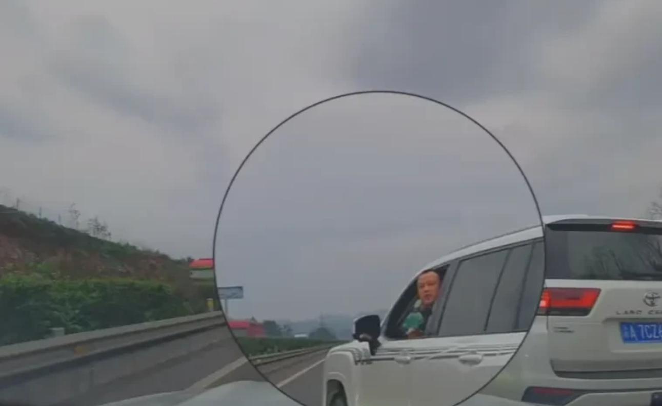 重庆，高速公路上男子恶意别停女司机，并对其辱骂，还想拿罐头砸女子的车。女子：一年