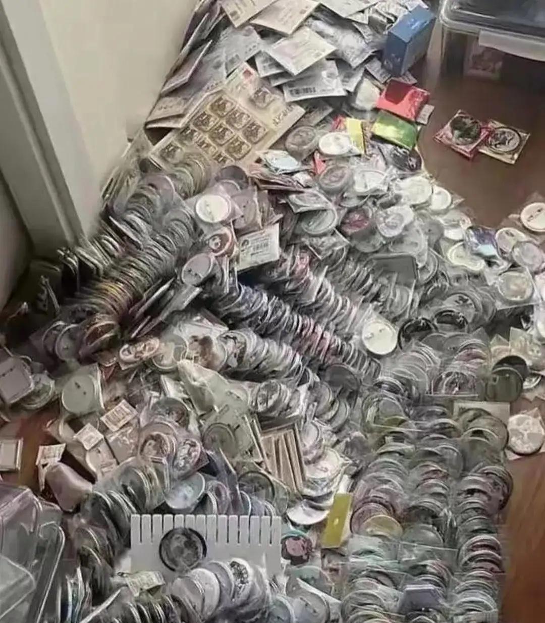 今天打扫家里卫生，刚拉开女儿床底，这些东西哗啦啦的全掉了，家人们有认识的吗？贵吗