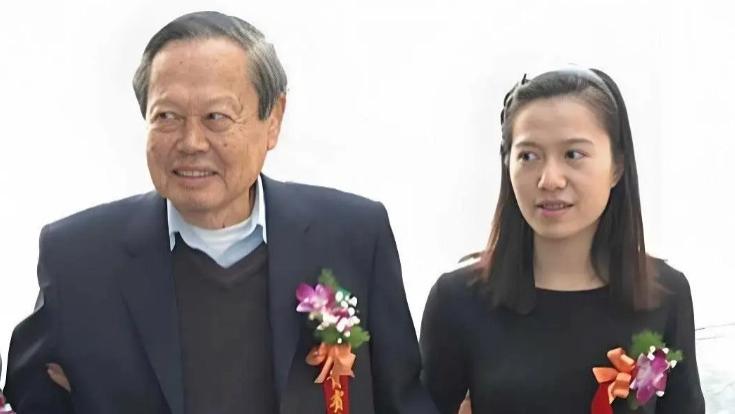 岁月不饶人！恩爱21年，103岁杨振宁已年老，49岁翁帆却花样年华