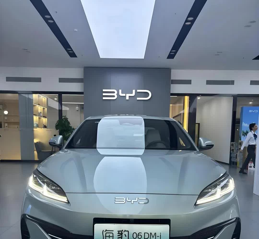 比亚迪又掀桌子，一口气安排22款车降价，多少国产同行得睡不好觉了。年初才降了一轮