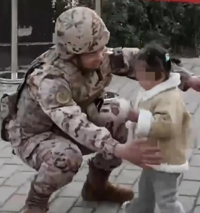 春节期间，武警战士李坚守在执勤岗位，妻女跨越七百公里悄悄来到他的执勤点。见到爸爸