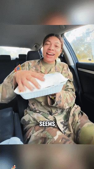 最近，不少美国士兵在社交媒体晒出了自己的加餐，这是要开战了？
下图这一位女兵专门