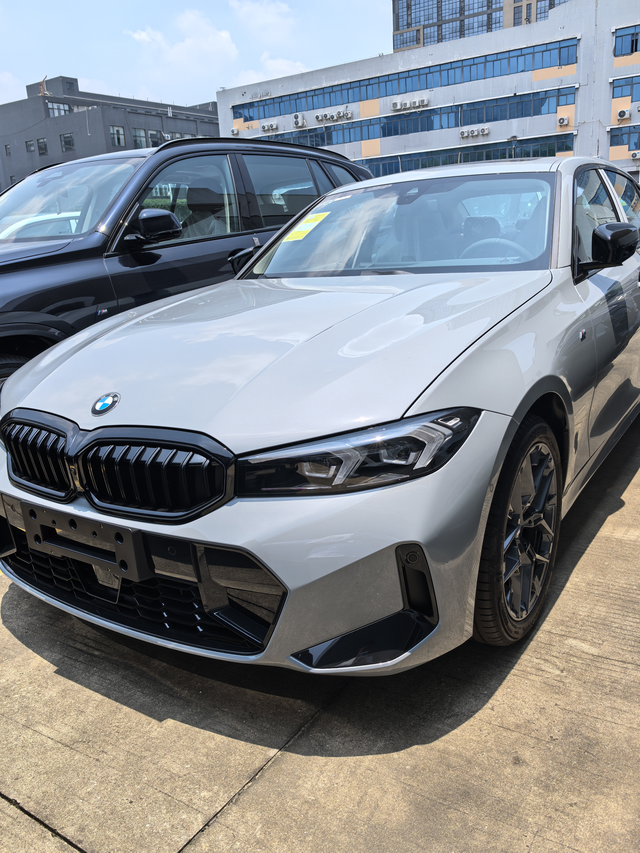 330li布鲁克林灰等车中
我的车终于到店了，由于选装了，整好还要等两个星期，已