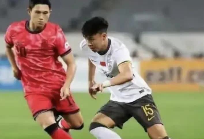 王钰栋不可能走邝兆镭的路，两人情况完全不一样！
邝兆镭还小，还没踢上职业联赛，