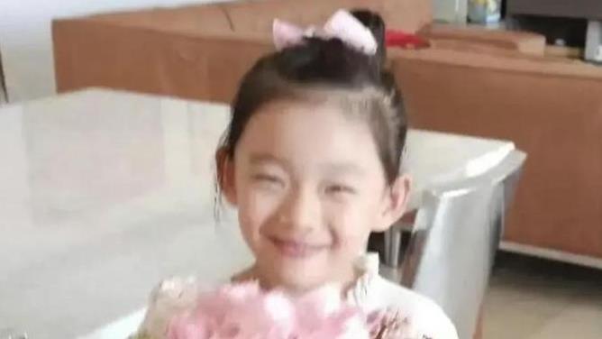 汪小菲带小玥儿吃法餐！父女基因合体，颜值爆表成焦点