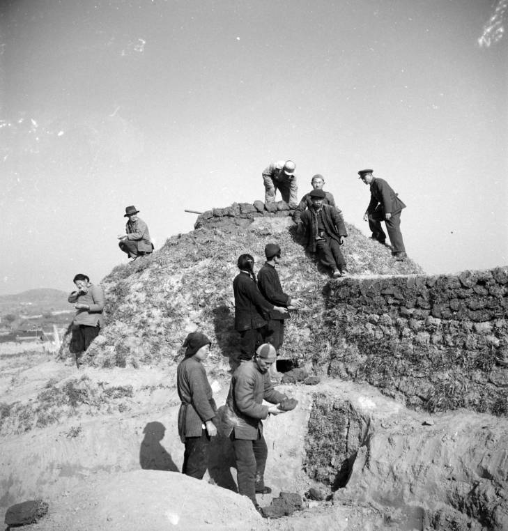 1937 年秋天，重庆平民挖掘战壕和建造地堡。