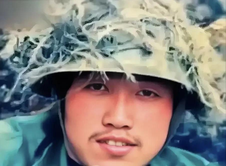 他是一名战地记者，在老山前线，他跑遍24个一线阵地上的99个哨位，用镜头记录下战
