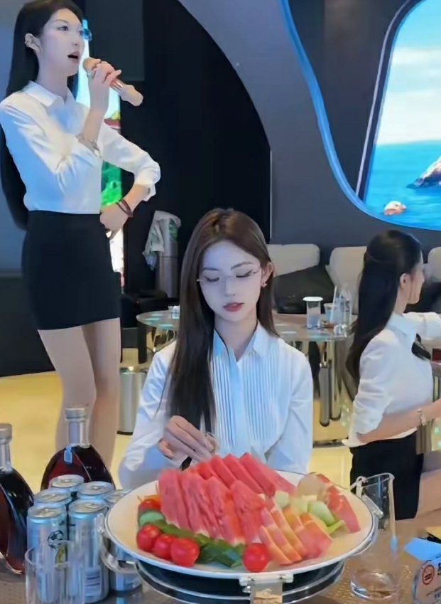 最近这个商k很火，一看人均消费五万三，你们确实有钱 ​​​
