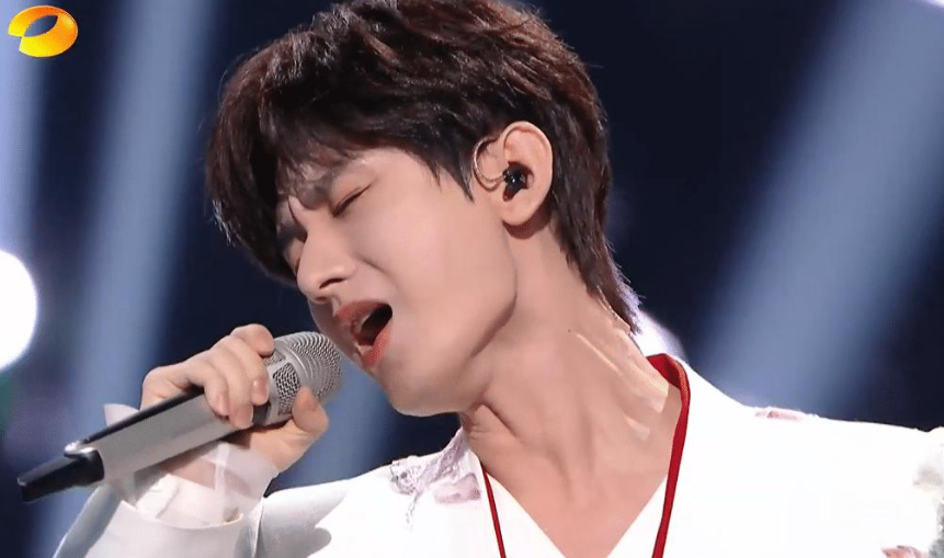 跨年晚会谁假唱了？檀健次唱跳露破绽，王一博田曦薇离麦太远