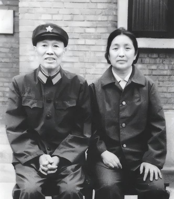 七十年代，邓华将军与妻子的一张合影，夫妻俩露出淡淡的笑容！
七十年代的时候，邓华