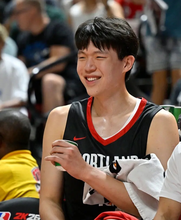 小杨216身高在NBA排第几？
小杨216的身高目前在Nba排第10。包括克林根