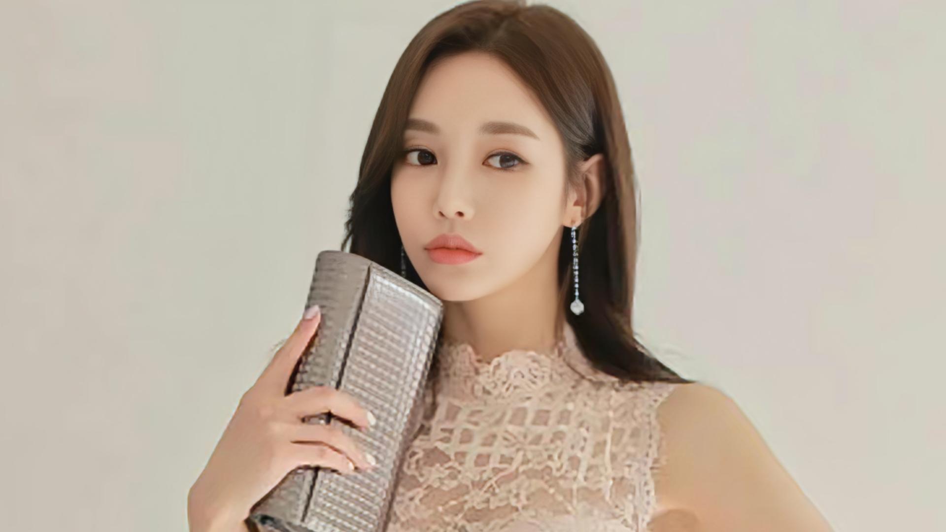 杏眼桃花晚更红，妩媚窥窗见玲珑，温柔娴雅如蝶舞，云鬓轻飘柳拂风