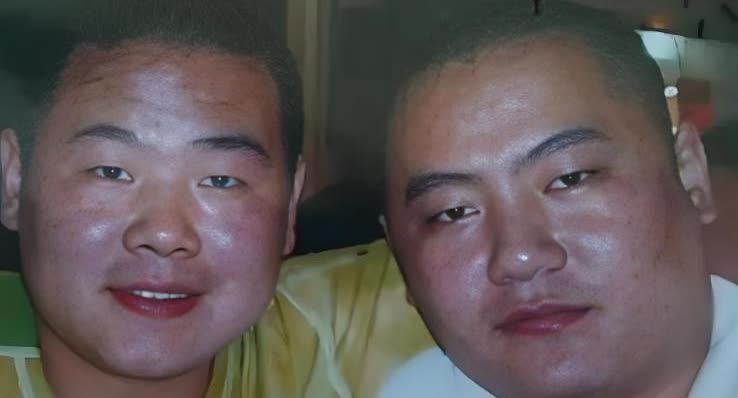岳云鹏在爆火阶段被记者问到只给姐姐买房，忽略弟弟，引发争议。他多次表示，自己能有
