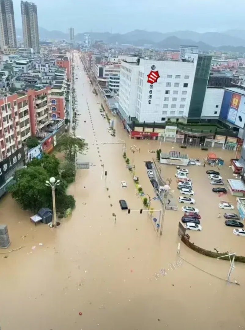 东莞黄江镇中心成了水城。一片汪洋大海，水浸街让市民损失惨重。
对我们外来人员也是