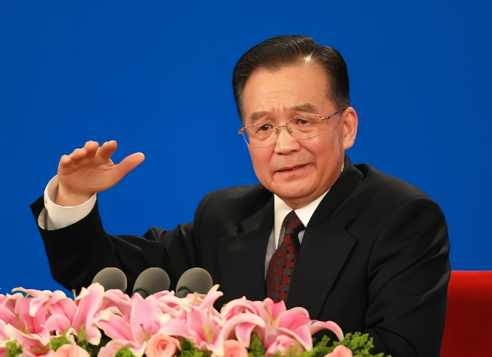 他说连续6年粮食取得丰收，是农民的贡献，我们完全取消了农民的各项税收负担，结束了