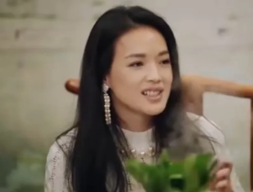 宋丹丹一边吃饭，一边问舒淇：“舒淇，你为什么来这个综艺节目？”

这时坐在宋丹丹