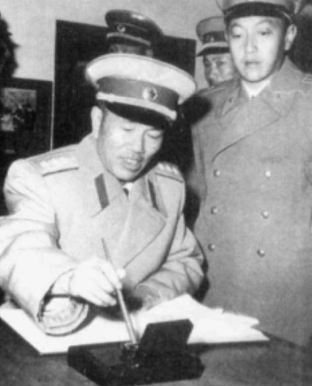 1936年，陕北窑洞，毛主席要烟。



凛冽的西北风卷着黄土，在简陋的窑洞里盘
