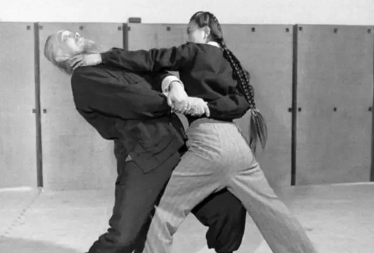 1968年，武僧宋九庵收留了个流落街头的姑娘，还把自己一身轻功传给了她，可没想到