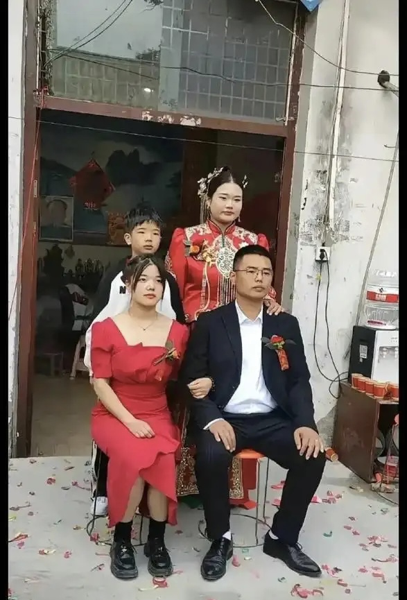 衣服穿错了吧？容易认错新娘呀