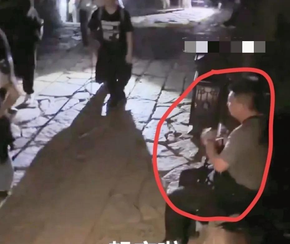 “一听调侃当兵的，男子立马来了精神！”近日，一位退役军人，夜爬泰山，走到中途时，