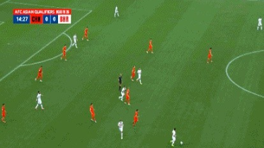 国足暂1-0巴林！

第14分钟，张玉宁得球后中路直塞，想法非常好！

王钰栋起