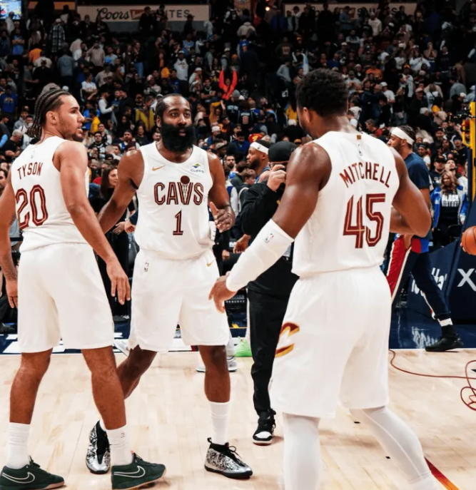 NBA常规赛骑士客场对阵掘金的比赛已经结束。全场战罢，骑士以119-117战胜掘