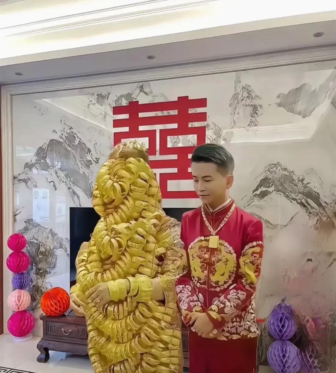 嘿嘿！全网疯找的新娘长啥样？
照片翻烂都没瞅见正脸！
家人们快帮我扒一扒，是故意
