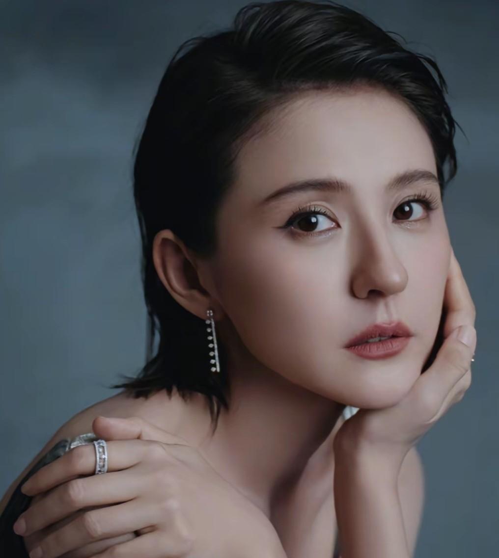 发现热依扎就没有演过受气的角色。
《甄嬛传》里她饰演叶澜依，性格中略带野性，至情