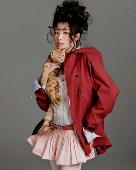 卢昱晓最新杂志大片，时尚表现力看起来不错哦！ ​​​