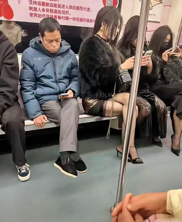 河南，有一位阿姨乘坐地铁回家，在地铁车厢内看到三名年轻貌美的女子，这三名女子穿着