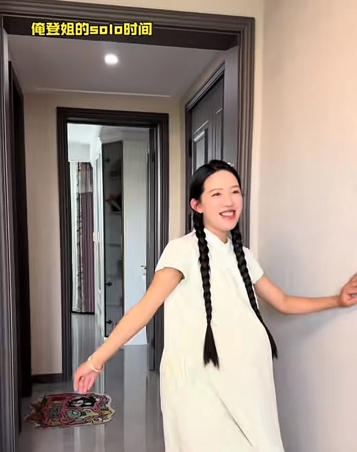 谣言
一打开手机，居然有人说麦小登生了….这不还在这跳扫腿舞嘛，怎么就被传生了