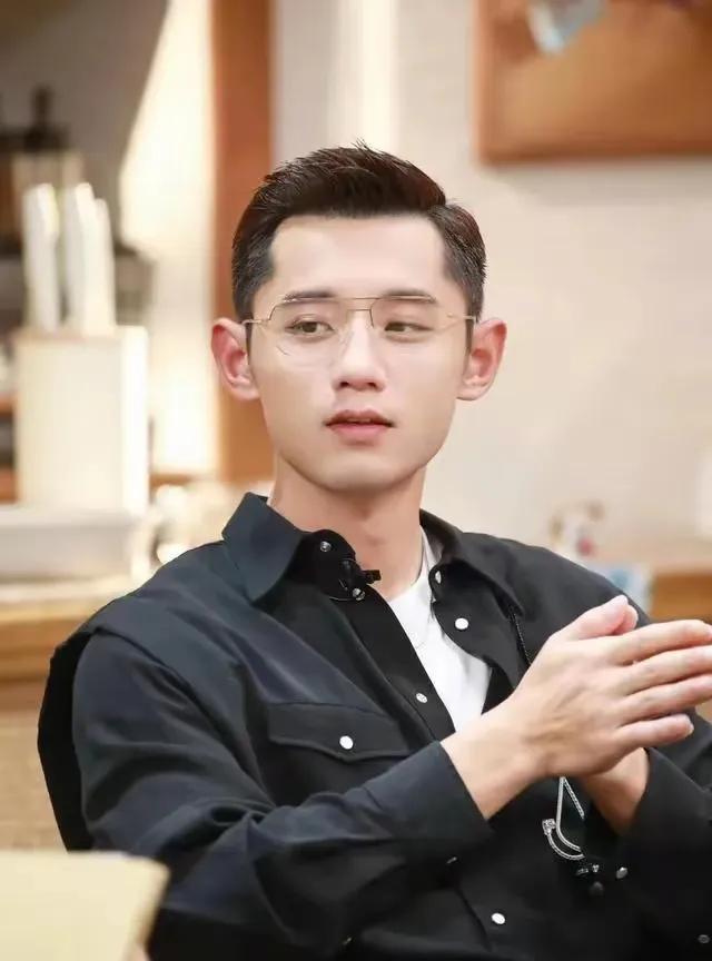 张继科平时必须藏其锋芒，否则就参加不了大赛。刘国梁一开始让他参加大赛，就是让他去