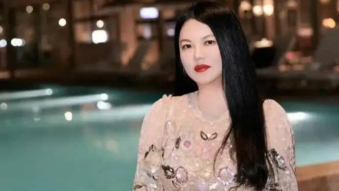 李湘多平台账号被禁关注！20家公司14家注销，疑点重重