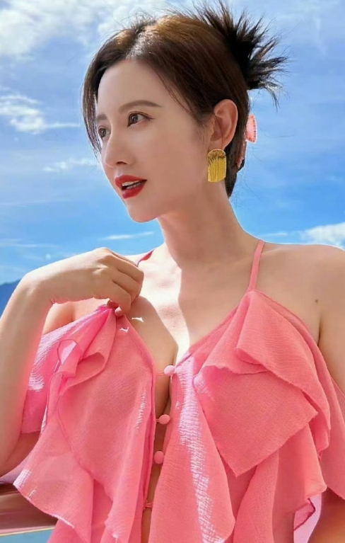 张萌在这么吃下去，连衣服都撑坏了。