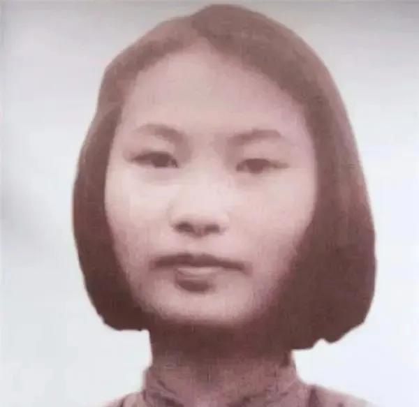 1935年，“双枪女英雄”黄富群被俘，敌人折磨了她60多天，依旧毫无收获，敌人大