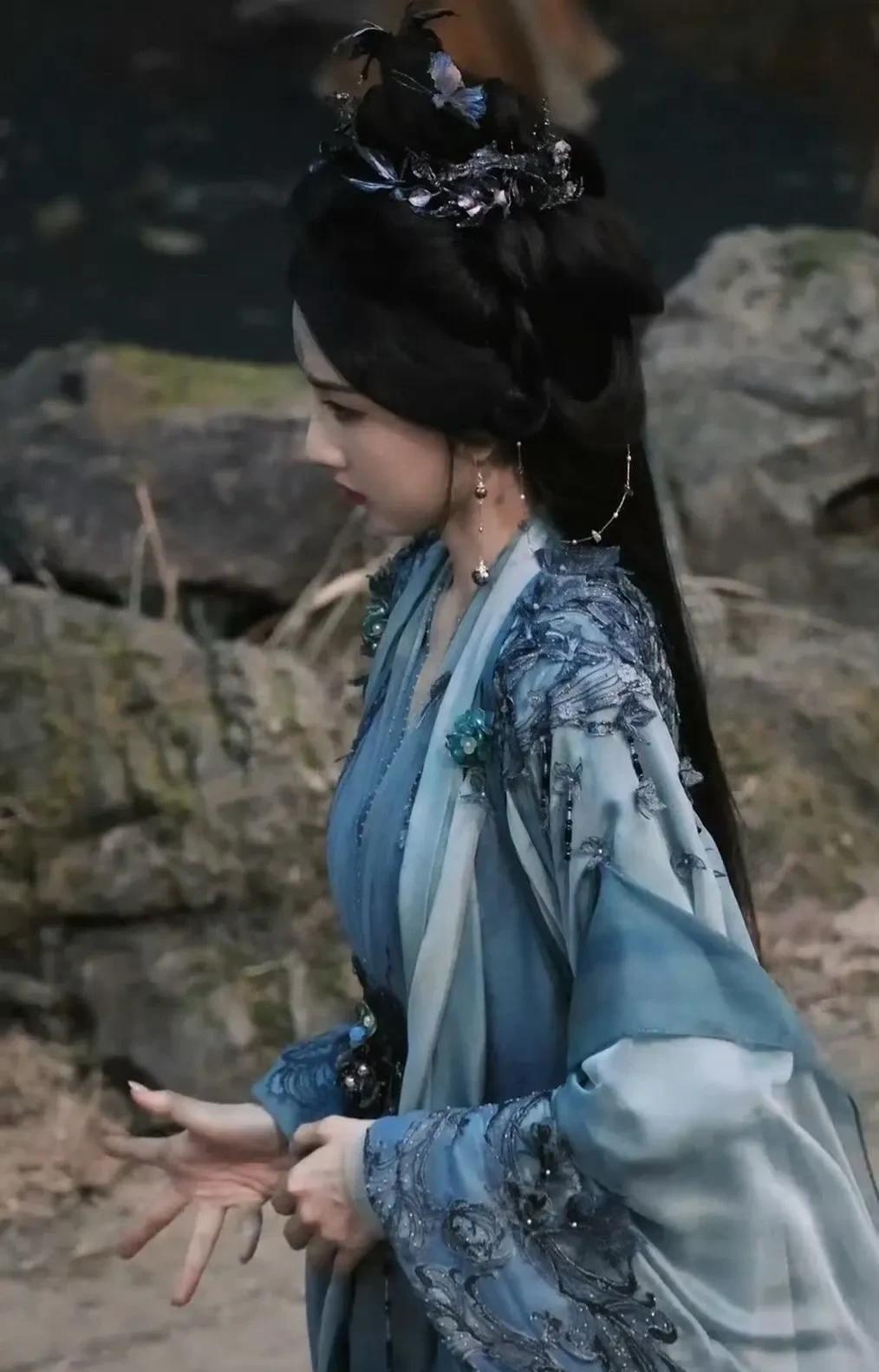 #宋祖儿# 美到失语！宋祖儿聊斋客串路透流出，蓝衣花钿造型美出新高度