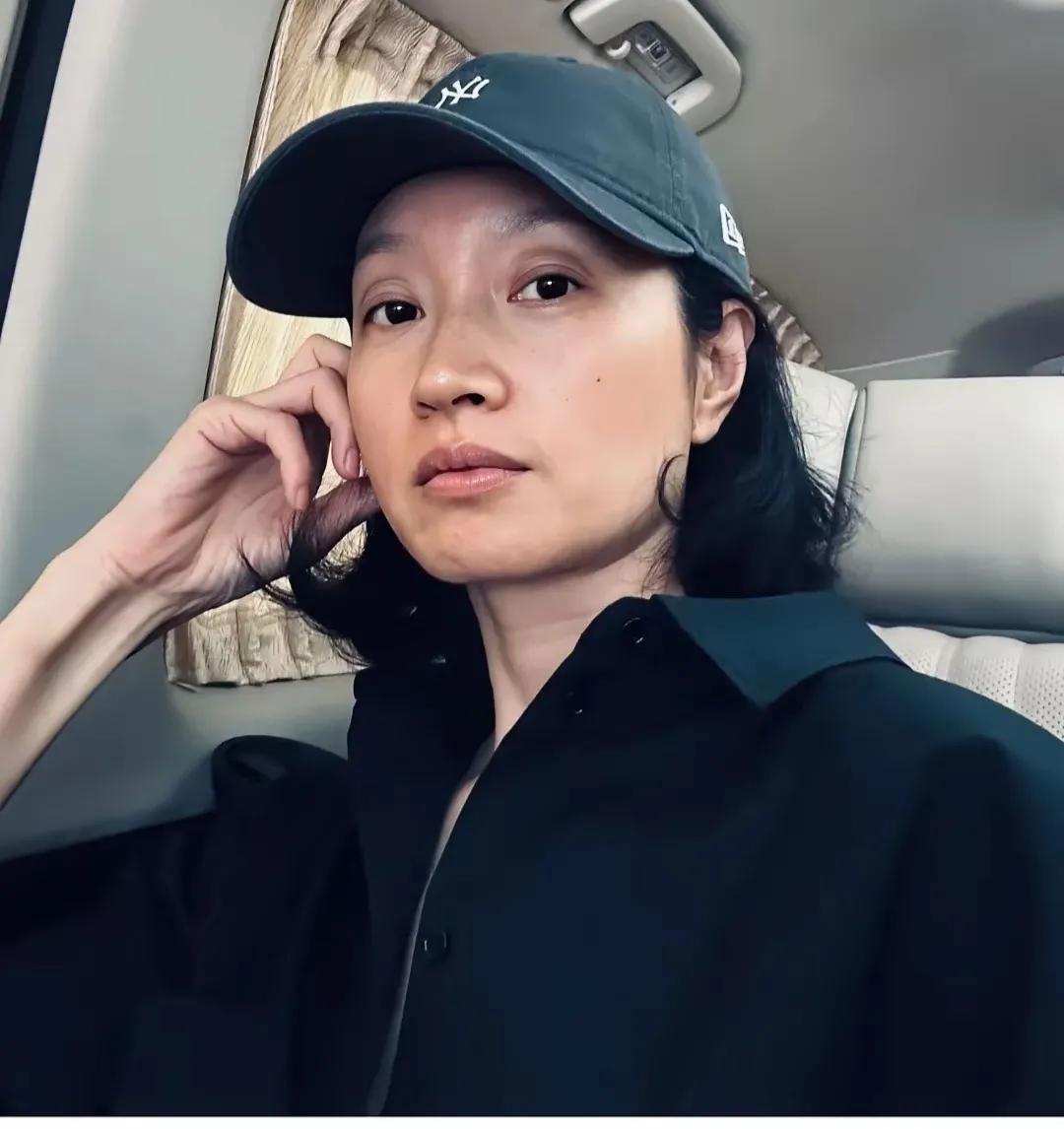 沈佳妮晒素颜照，霸气发文：就酱！
沉寂了好多年的她没想到，刚复出就被大家送上热搜