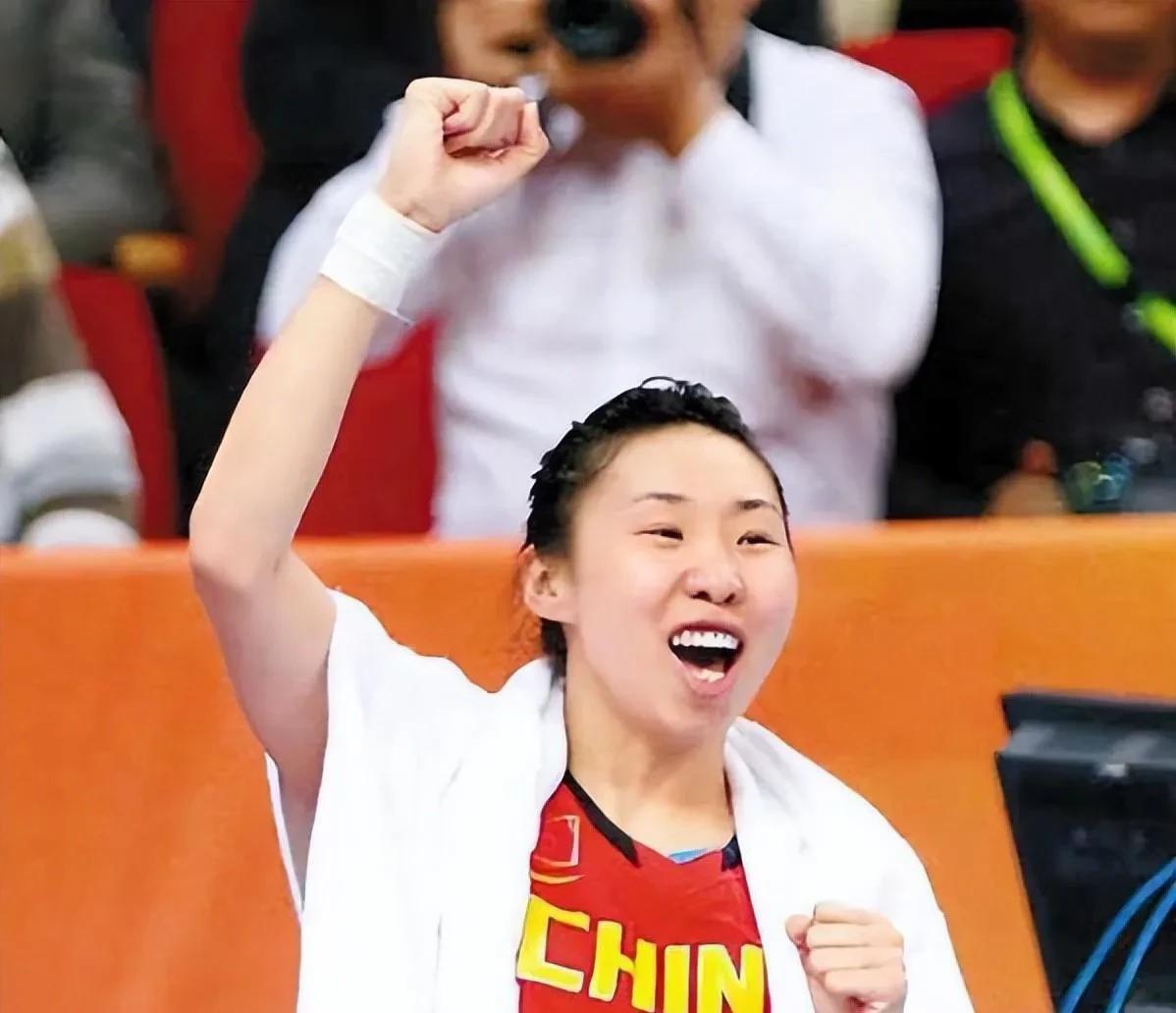 中国女篮不敌日本，中国女乔丹苗立杰可当中国女篮教练。
女篮败北，中国女篮必须改变