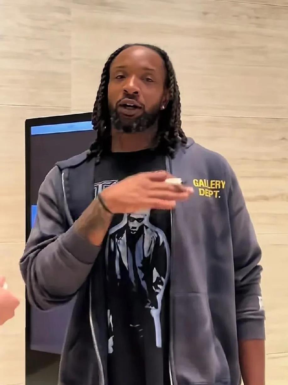 广东球衣不签，威尔斯尴尬了！
近日，有球迷找威尔斯签名，一看是广东男篮球衣，威尔