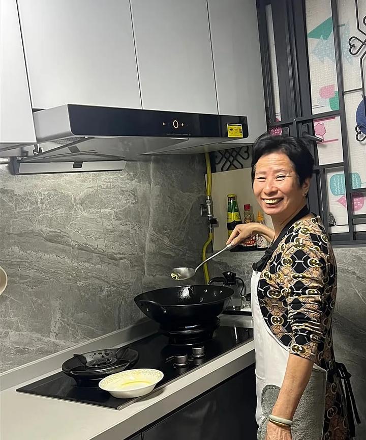 昨天晚上一家人都在客厅看电视，突然婆婆悄悄把我拉到卧室，塞给我一沓钱，一数是20