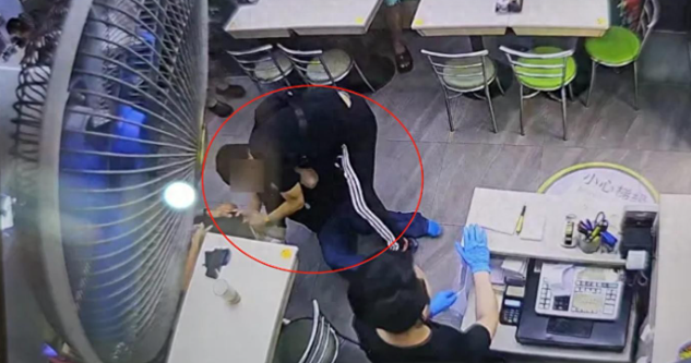 离谱！香港闹市街头恶男暴打女子，现场食客冷漠旁观，警方到场竟发现女子是通缉人士！