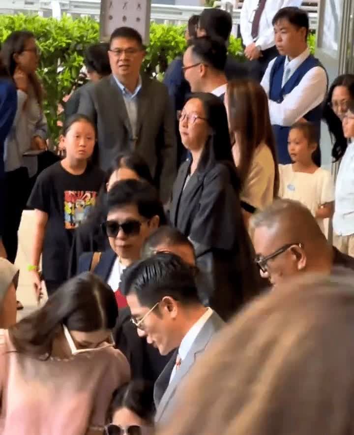 看方媛这肚子应该有四个月了

这次必须是儿子了，已经两个女儿了，凑个好字
