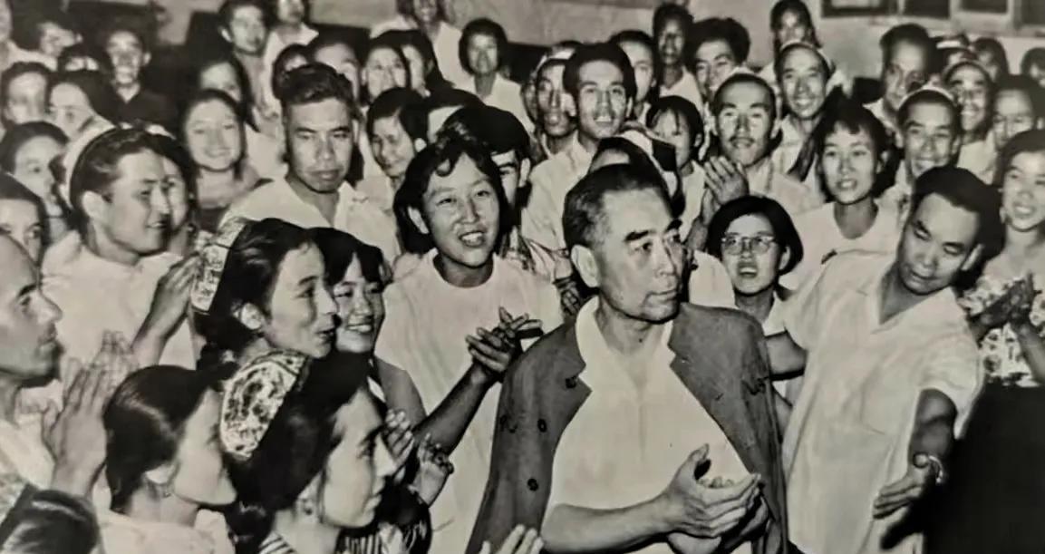 老照片的回忆。
1965年7月1日，周总理在出访巴基斯坦和坦桑尼亚途中，专门飞抵